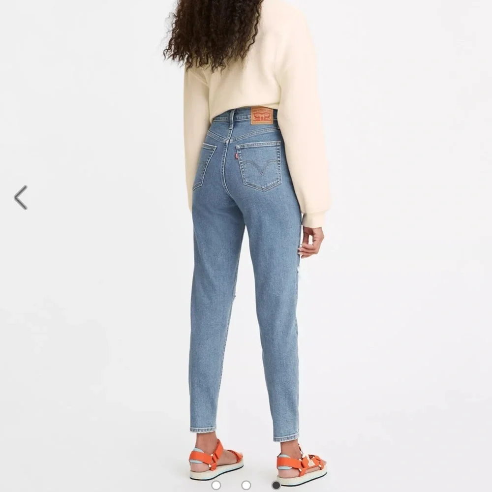 Levi’s High Waisted Mom Jeans Sz 26 Light Wash Distressed Denim - Picture 14 of 14